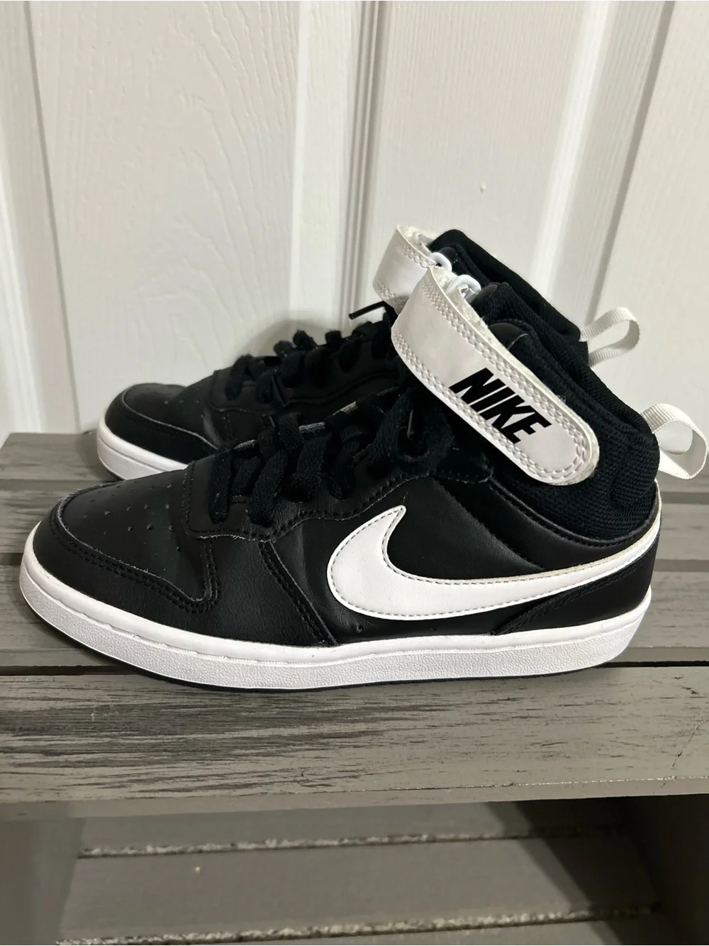 Nike Kids Court Borough Mid 2 Black and White Sneakers Size 4.5Y EUC